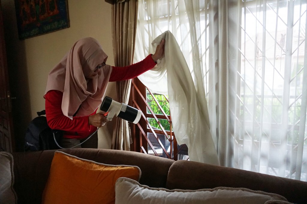  Field entomology staff of WMP Yogyakarta monitors the mosquitos with an aspirator. Pic courtesy WMP Yogyakarta
