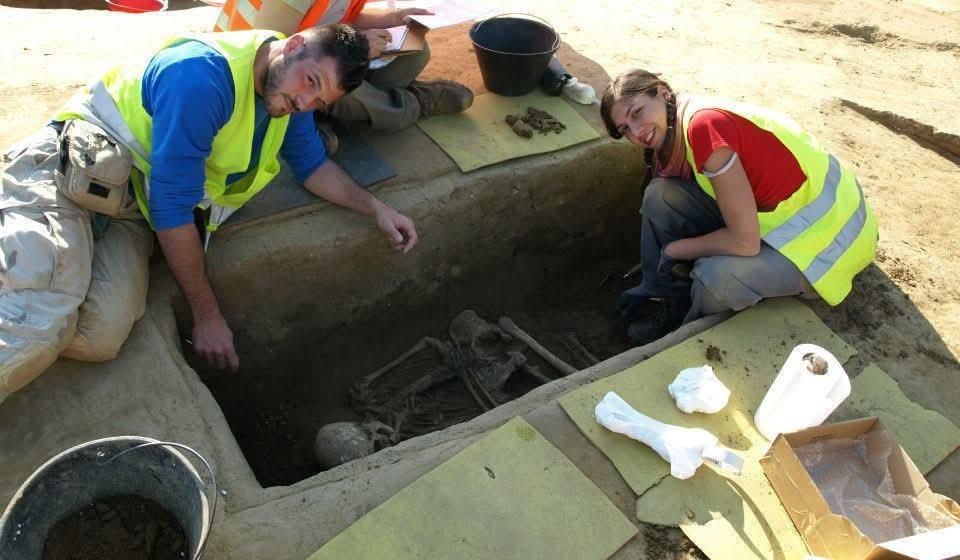  Zita Laffranchi and Michael A. Beck De Lotto documenting a grave during the 2013 excavations. Courtesy of the Novilara research team.