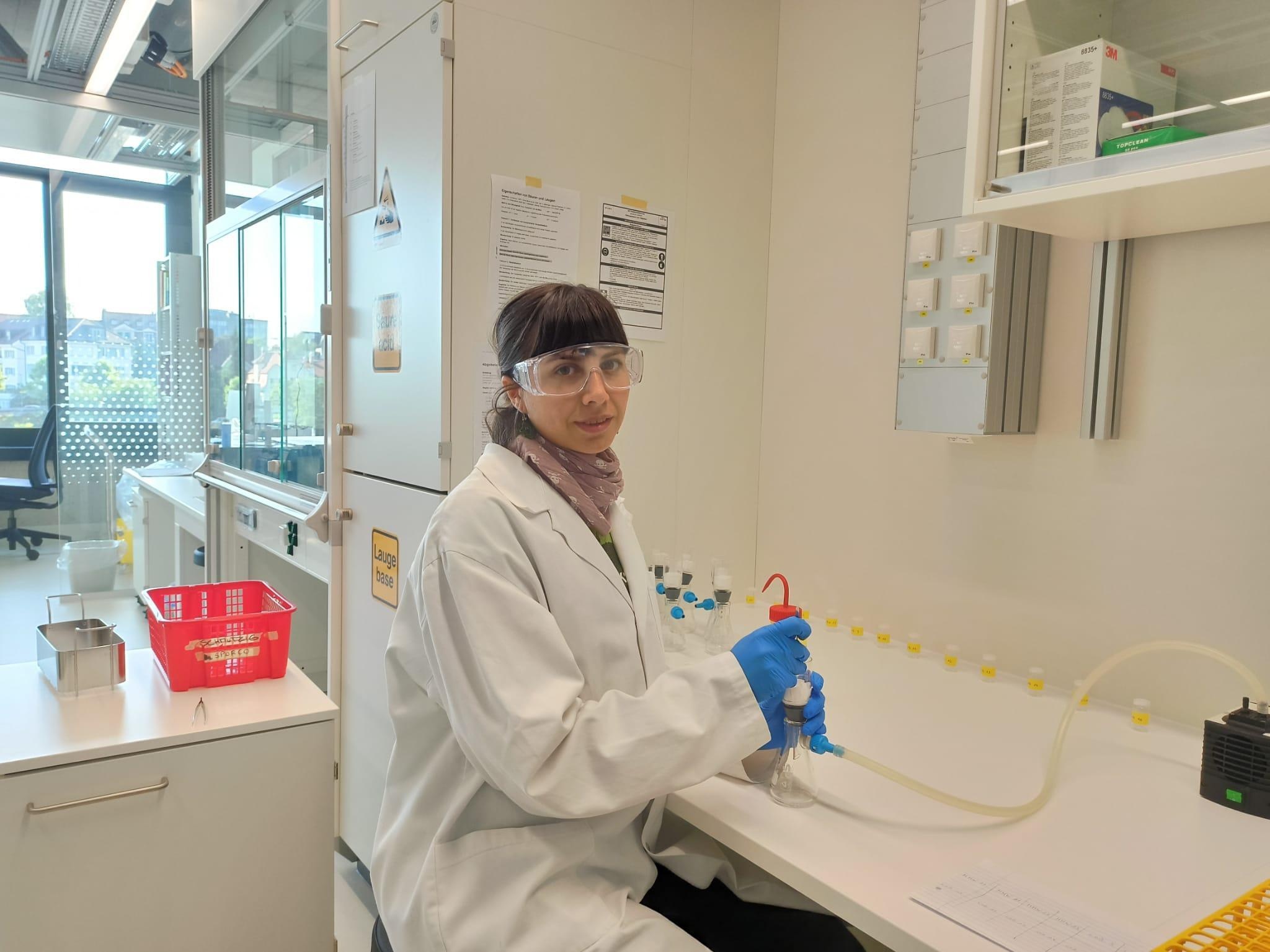 Zita Laffranchi extracting collagen from bone samples from Novilara in the stable isotope analysis laboratory. Photo: G. Arenz.