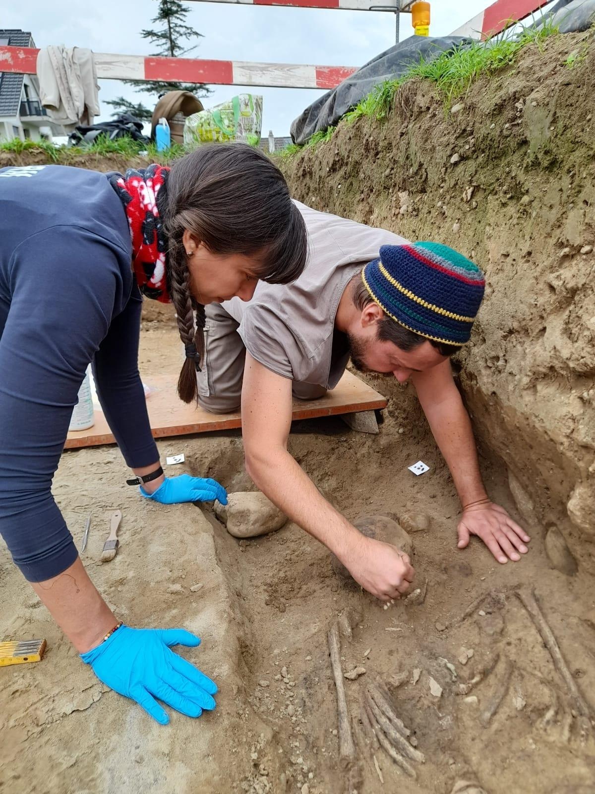 Marco Milella and Zita Laffranchi documenting a human skeleton in the field. Courtesy of the Novilara research team.
